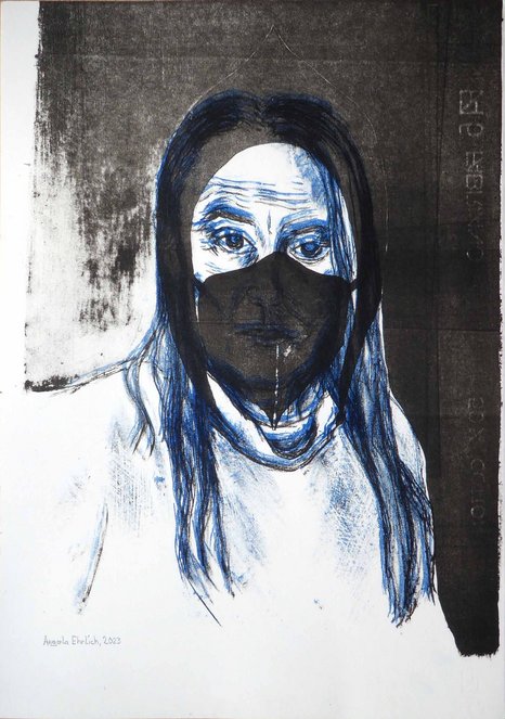 Angela Ehrlich  	"Strange Times"  	Technik: Farblithografie auf 	Fabriano Büttenpapier 	Jahr: 2023 	Auflage: 10 Unikate   	Durch mein maskiertes und 	versetzt gedrucktes 	Selbstportrait möchte ich, fast 	schon im Nachgang, der 	irritierenden Zeit der Co